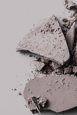 Makyaj paleti gibi soluk göz farı kaplaması, ezilmiş kozmetik ürünleri ve güzellik dokusu