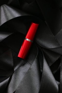 Siyah ipek arka planda kırmızı ruj, lüks makyaj ve güzellik kozmetik