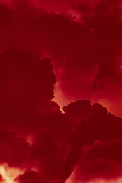 ミニマルな背景デザインとして熱い炎や赤い雲 — ストック写真