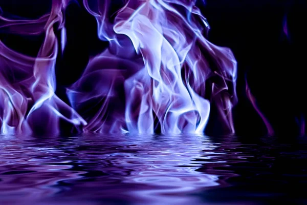Abstraktní fialový kouř ve vodě jako minimální pozadí, magické pozadí a průtokový design — Stock fotografie