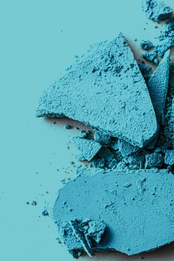 Makyaj paleti olarak mavi göz farı kaplaması, ezilmiş kozmetik ürünleri ve güzellik dokusu