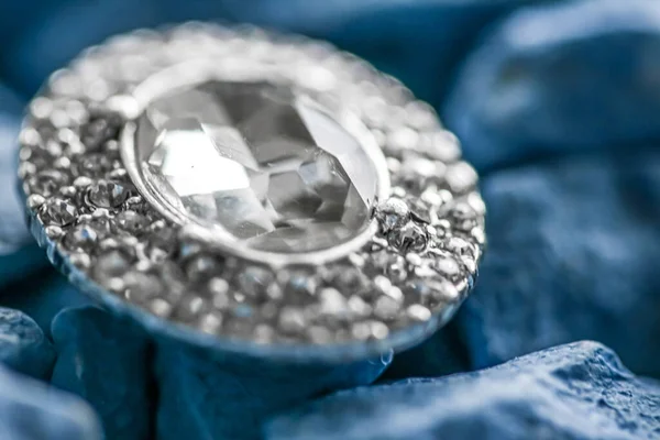 Роскошные бриллиантовые серьги крупным планом, ювелирные изделия и модный бренд — стоковое фото