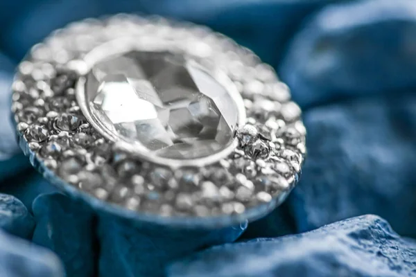 Brincos de diamante de luxo closeup, jóias e marca de moda — Fotografia de Stock