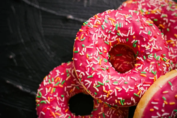 Milchbestreute Donuts, süßes Gebäck-Dessert auf rustikalem Holzhintergrund, Donuts als leckere Zwischenmahlzeit, von oben betrachtet Foodmarke flach für Blog, Menü oder Kochbuch-Design — Stockfoto