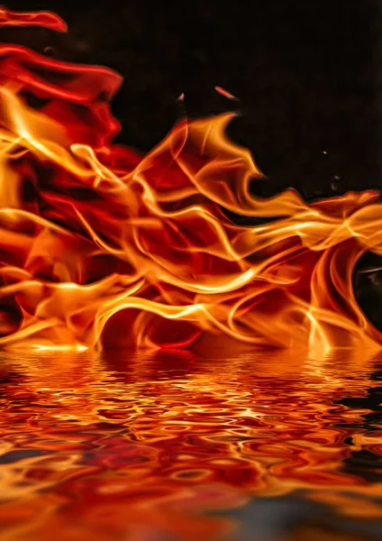 Heiße Feuerflammen im Wasser als Naturelement und abstrakter Hintergrund — Stockfoto