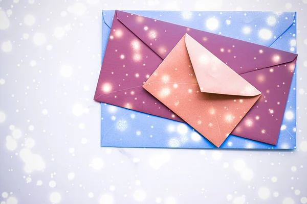 Sobres de papel en blanco de vacaciones de invierno en mármol con fondo plano brillante nieve, carta de amor o diseño de tarjetas de correo de Navidad —  Fotos de Stock