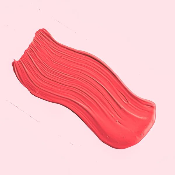 Rode penseelstreek of make-up vlek close-up, beauty cosmetica en lippenstift textuur — Stockfoto