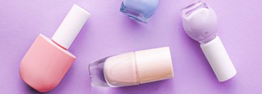 Mor arka planda oje şişeleri, güzellik markası.