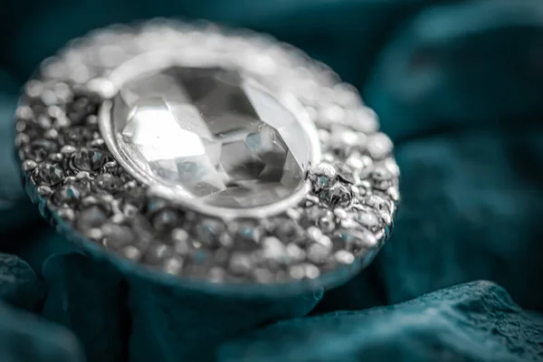 Lyx diamant örhängen närbild, smycken och mode varumärke — Stockfoto