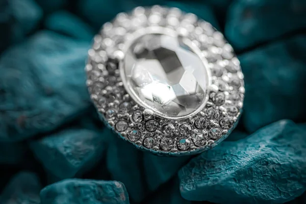 Luxus gyémánt fülbevaló közelkép, ékszerek és divat márka — Stock Fotó