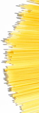 Pişmemiş tam tahıllı spagetti, organik gıda malzemesi olarak İtalyan makarnası, makro ürün ve yemek kitabı tarifi.