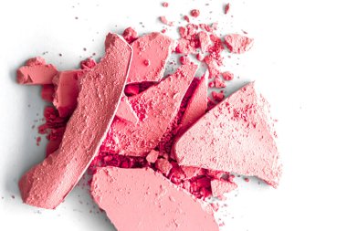 Makyaj paleti olarak kırmızı far pudrası beyaz arka planda izole edilmiş, ezilmiş kozmetik ve güzellik dokusu