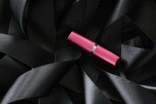 Lápiz labial rosa sobre fondo de seda negro, maquillaje de lujo y cosméticos de belleza — Foto de Stock