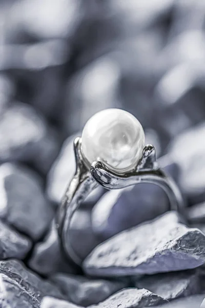 Perłowy pierścień zbliżenie, biżuteria i akcesoria marki — Zdjęcie stockowe