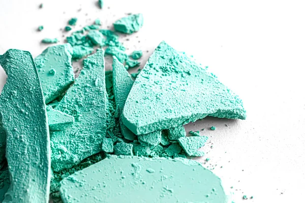 Polvo de sombra de ojos de menta como primer plano de paleta de maquillaje aislado sobre fondo blanco, cosméticos triturados y textura de belleza —  Fotos de Stock