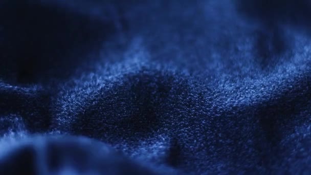 Niebieski błyszczący materiał tekstury zbliżenie dla marki mody jako wakacje brokat tło, tekstylia powierzchni i luksusowy materiał — Wideo stockowe
