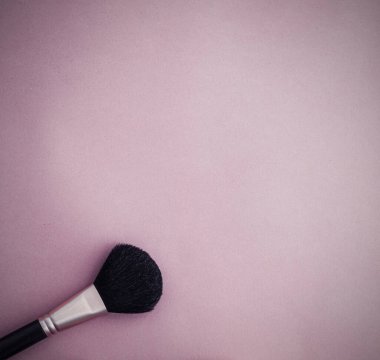 Makyaj ve kozmetik ürünleri güzellik markası Noel tanıtımı için, lüks mor düz yatak arka planı tatil tasarımı için.