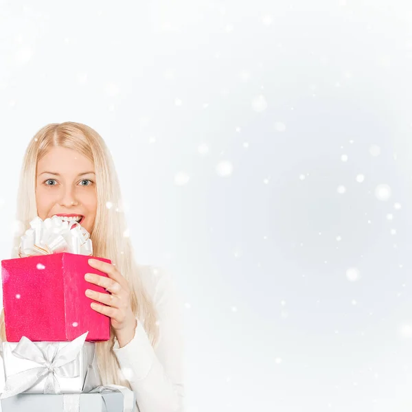 Lycklig kvinna som håller julklappar, silver bakgrund och snö glitter med copyspace, shopping och semester — Stockfoto