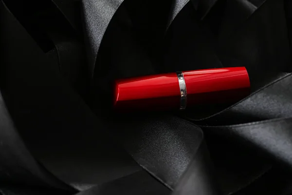 Lápiz labial rojo sobre fondo de seda negro, maquillaje de lujo y cosméticos de belleza — Foto de Stock