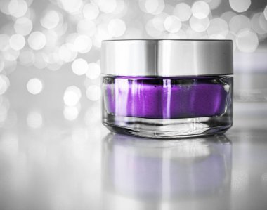 Hassas cilt için güzellik kremi, lüks kaplıca ve doğal nemlendirici cilt ürünü.