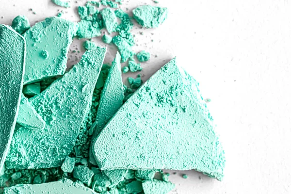 Polvo de sombra de ojos de menta como primer plano de paleta de maquillaje aislado sobre fondo blanco, cosméticos triturados y textura de belleza —  Fotos de Stock