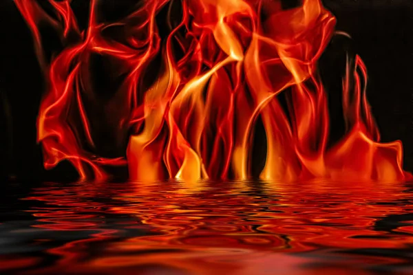 Las llamas de fuego caliente en el agua como elemento de la naturaleza y fondo abstracto — Foto de Stock