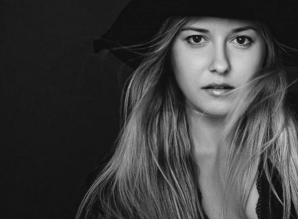 Mulher loira bonita usando um chapéu, retrato de filme artístico em preto e branco para campanha de moda e marca de beleza — Fotografia de Stock