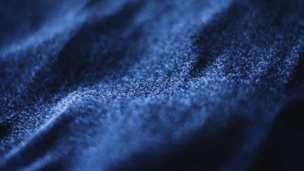 Синя блискуча текстура тканини крупним планом для модного бренду як святковий блискучий фон, текстильна поверхня та розкішний матеріал — стокове відео