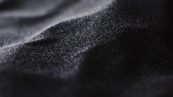 Czarny błyszczący materiał tekstury zbliżenie dla marki mody jako wakacje brokat tło, powierzchnia tekstylna i luksusowy materiał — Wideo stockowe