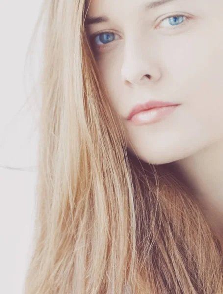 Ομορφιά προσωπογραφία μιας νεαρής γυναίκας, φυσική εμφάνιση μακιγιάζ, περιποίηση δέρματος και περιποίηση μαλλιών — Φωτογραφία Αρχείου