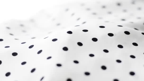 Полька точковий текстильний фон, чорно-біла тканина махає і рухається — стокове відео