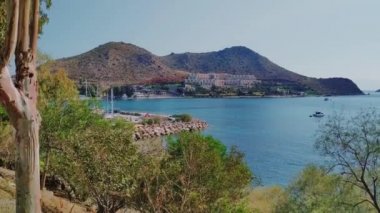 Akdeniz manzarası, dağlar ve güney köyü, güneşli bir günde panoramik manzara, tatil ve seyahat yeri