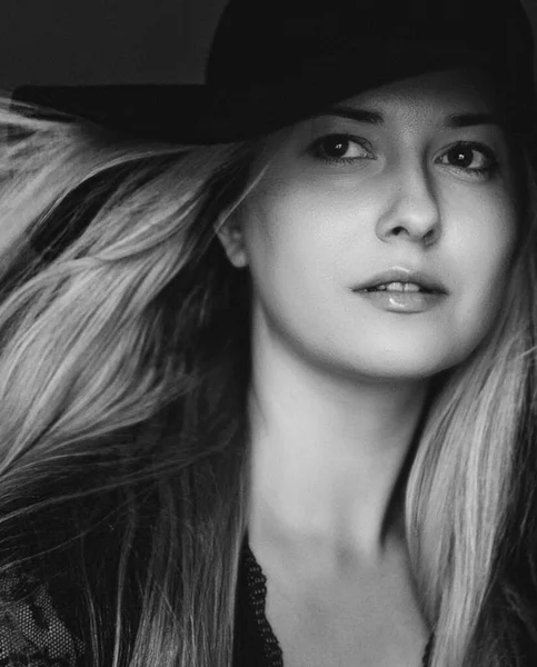 Όμορφη ξανθιά γυναίκα φορώντας καπέλο, καλλιτεχνικό πορτρέτο ταινία σε μαύρο και άσπρο για την καμπάνια μόδας και το εμπορικό σήμα ομορφιάς — Φωτογραφία Αρχείου