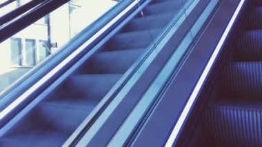 Lüks bir alışveriş merkezinde yürüyen merdiven, modern mimari ve şehir detayları