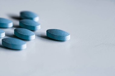 Bitkisel ilaç olarak nane hapları, ilaç markası, beslenme sağlık hizmetleri olarak probiyotik ilaçlar veya ilaç endüstrisi reklamları için diyet takviyesi ürünleri