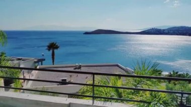 Akdeniz manzarası, dağlar ve güney köyü, güneşli bir günde panoramik manzara, tatil ve seyahat yeri