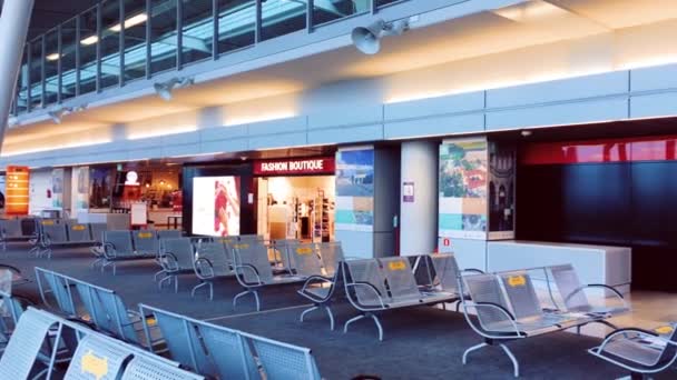 Coronavirus salgını sırasında içi boş havaalanı, yüz maskesi takan yolcular, sağlık ve seyahat — Stok video