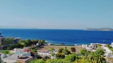 Akdeniz manzarası, dağlar ve güney köyü, güneşli bir günde panoramik manzara, tatil ve seyahat yeri