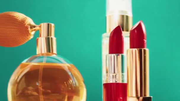 Make-up-Produkte auf grünem Hintergrund, Pflegeset, Parfüm und Lippenstifte, Urlaubskosmetik und Luxus-Beauty-Marke — Stockvideo
