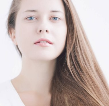 Genç bir kadının güzel yüzü, doğal makyaj görünüşü, cilt bakımı ve saç bakımı.