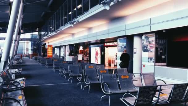 Interior vacío del aeropuerto durante la pandemia de coronavirus, pasajeros con máscaras faciales, salud y viajes — Vídeo de stock