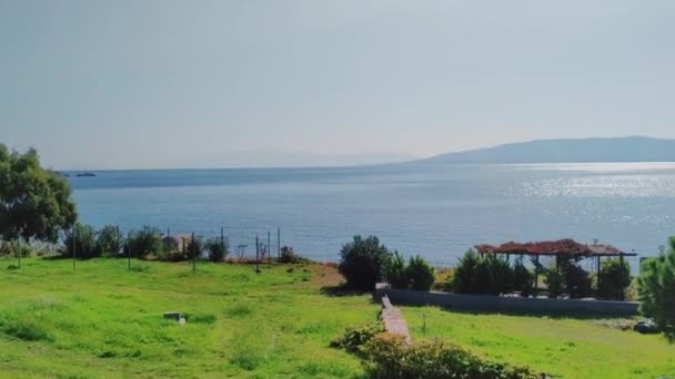 Morze Śródziemne, góry i południowa wioska, panoramiczny krajobraz w słoneczny dzień, miejsce wypoczynku i podróży — Wideo stockowe