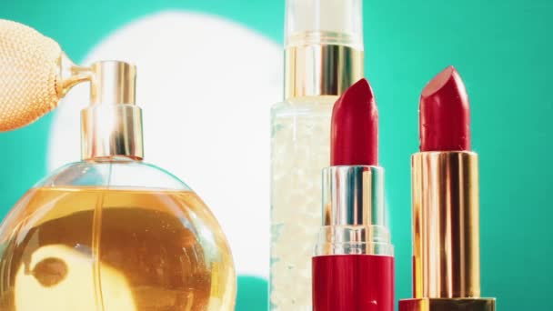 Prodotti per il trucco su sfondo verde, set di cura della pelle, profumi e rossetti, cosmetici per le vacanze e marchio di bellezza di lusso — Video Stock