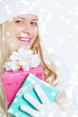 Noel hediyeleri taşıyan mutlu kadın, gümüş arkaplan ve karla kaplı kopyalanmış alan, alışveriş ve tatil