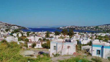 Akdeniz manzarası, dağlar ve güney köyü, güneşli bir günde panoramik manzara, tatil ve seyahat yeri