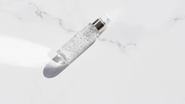 Kosmetisk produkt på marmor, lyxig hudvårdsflaska och pärlkräm, hälsa och skönhet — Stockvideo