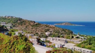 Akdeniz manzarası, dağlar ve güney köyü, güneşli bir günde panoramik manzara, tatil ve seyahat yeri
