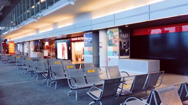 Interior vacío del aeropuerto durante la pandemia de coronavirus, pasajeros con máscaras faciales, salud y viajes — Vídeos de Stock