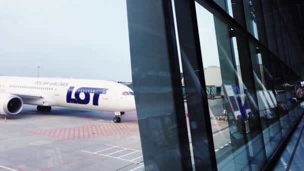 LOT Polish Airlines vista desde la ventana del aeropuerto durante la pandemia de coronavirus, el transporte y los viajes — Vídeo de stock