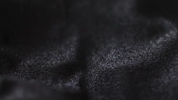 Textura de tela brillante negra de cerca para la marca de moda como fondo de brillo navideño, superficie textil y material de lujo — Vídeo de stock